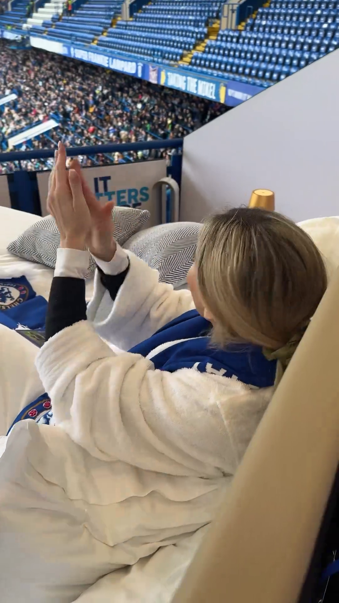 În pat pe Stamford Bridge! Starul TV s-a filmat urmărind meciul lui Chelsea dintr-o lojă specială de pe stadion_28