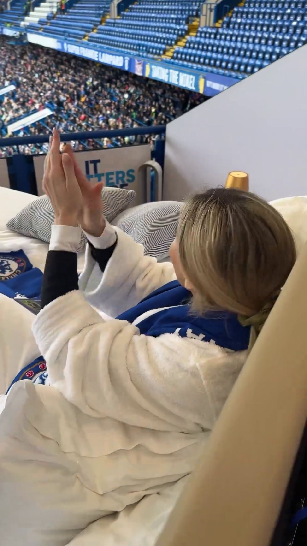 În pat pe Stamford Bridge! Starul TV s-a filmat urmărind meciul lui Chelsea dintr-o lojă specială de pe stadion_28