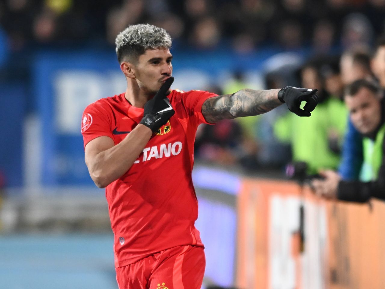 Georgina Rodriguez, aparitie SCLIPITOARE la Festivalul de la Sanremo! Ronaldo a fost alaturi de ea: starul lui Juventus a primit un buchet de flori si un pupic :)_5