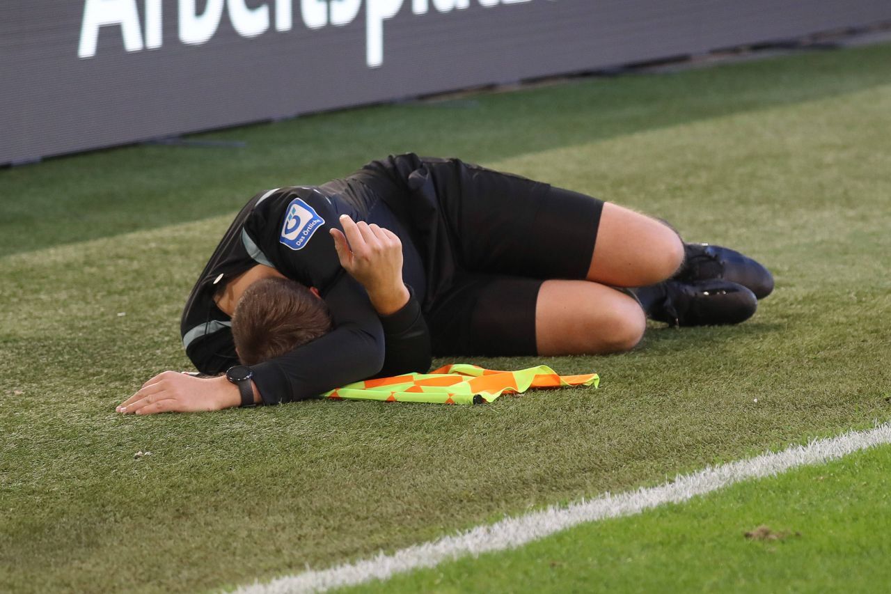 Momente inedite în Bundesliga: arbitrul a fost făcut KO, iar un spectator a devenit al patrulea oficial_1