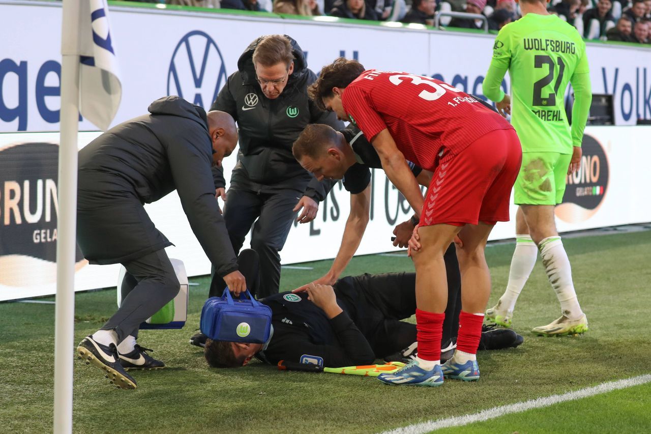 Momente inedite în Bundesliga: arbitrul a fost făcut KO, iar un spectator a devenit al patrulea oficial_6