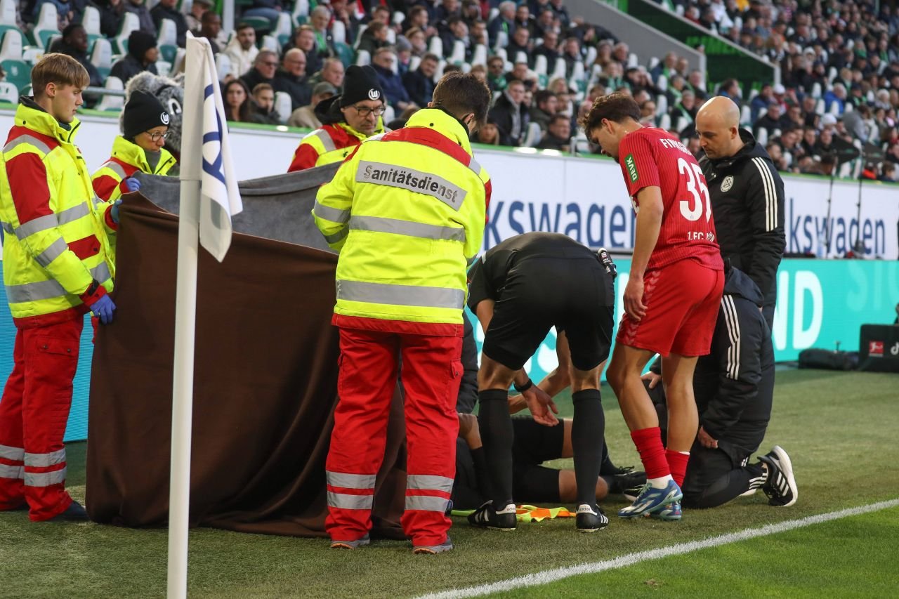 Momente inedite în Bundesliga: arbitrul a fost făcut KO, iar un spectator a devenit al patrulea oficial_7