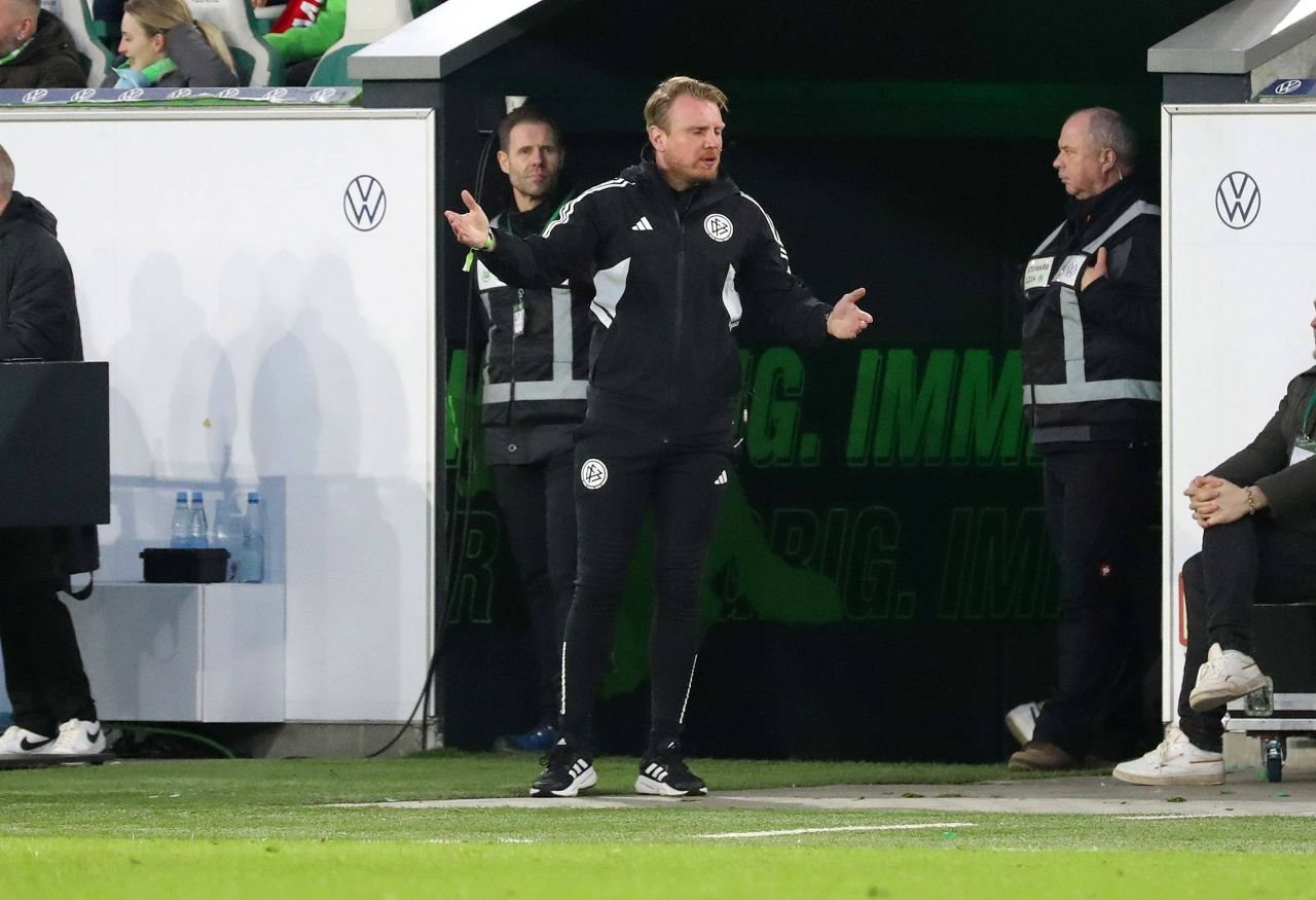 Momente inedite în Bundesliga: arbitrul a fost făcut KO, iar un spectator a devenit al patrulea oficial_8