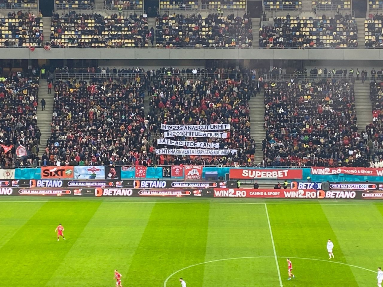 Fanii lui Dinamo, ironii îndreptate spre rapidiști: 