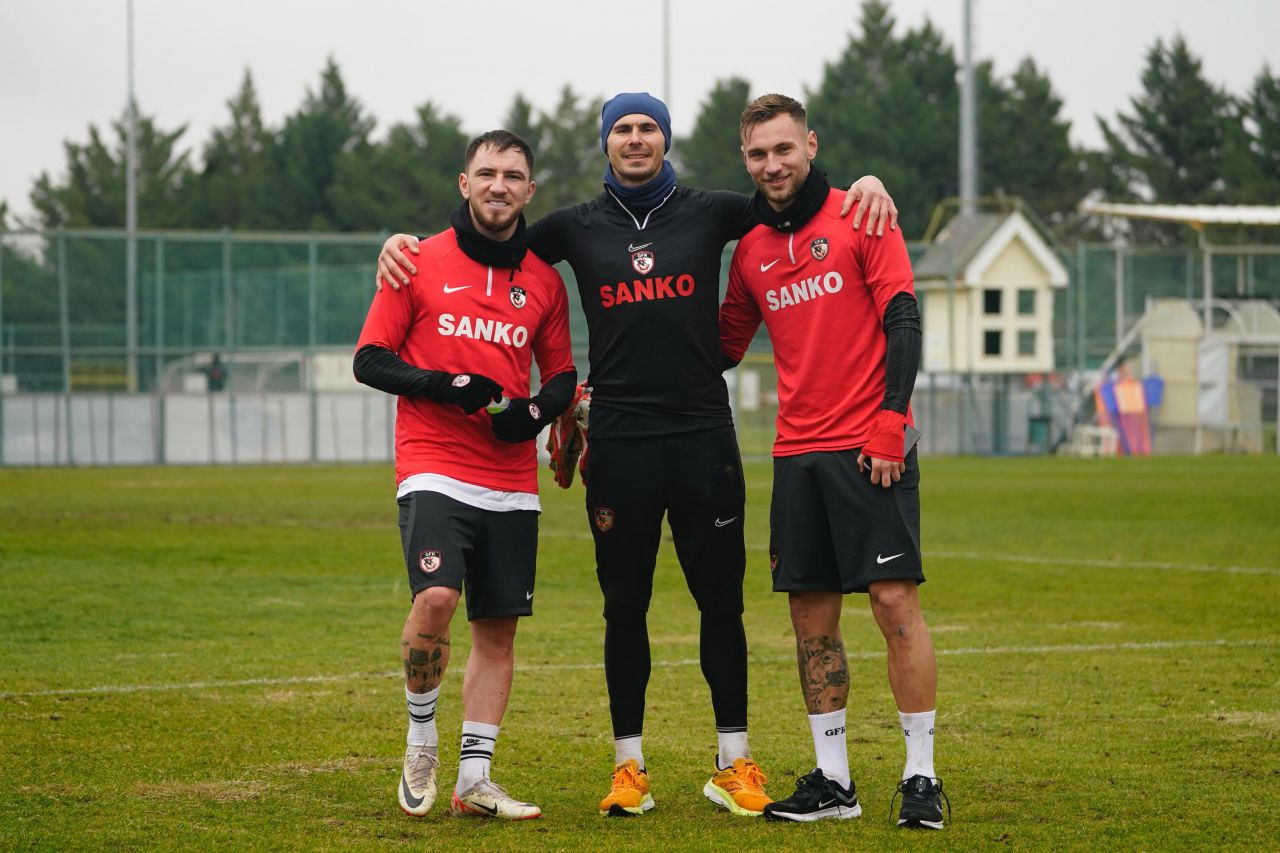 Marius Șumudică, asemănat cu Mircea Lucescu. 