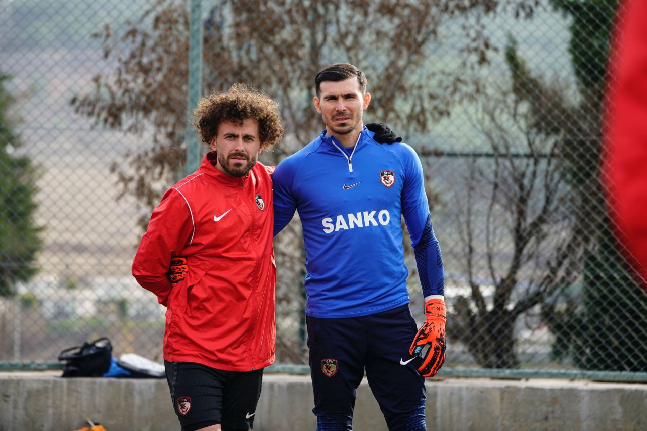 Marius Șumudică, asemănat cu Mircea Lucescu. 