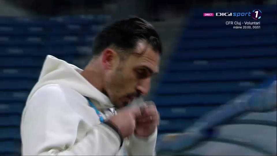 A 'învățat' de la cei mai buni! Elias Charalambous, surprins pupând icoanele după al doilea gol al FCSB-ului_4