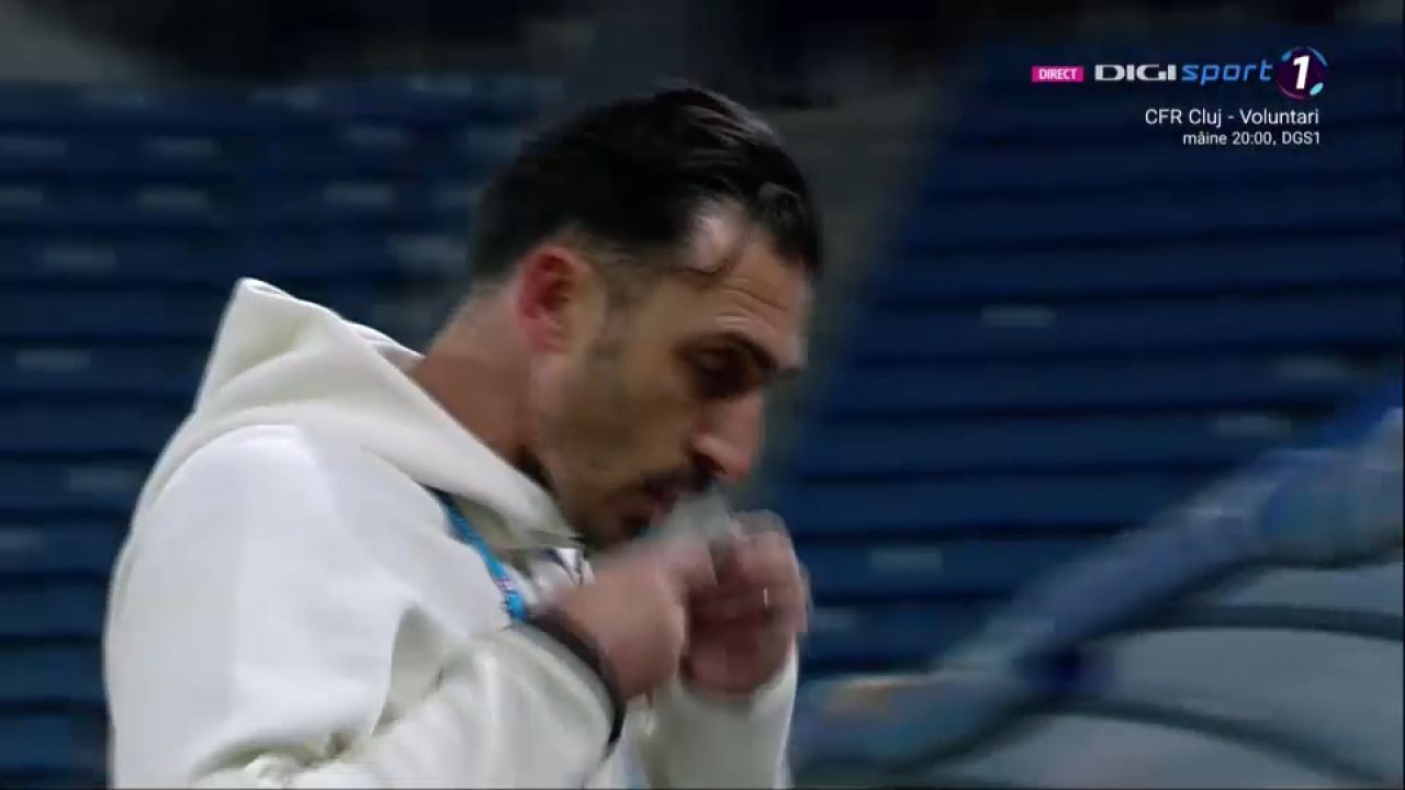 A 'învățat' de la cei mai buni! Elias Charalambous, surprins pupând icoanele după al doilea gol al FCSB-ului_4