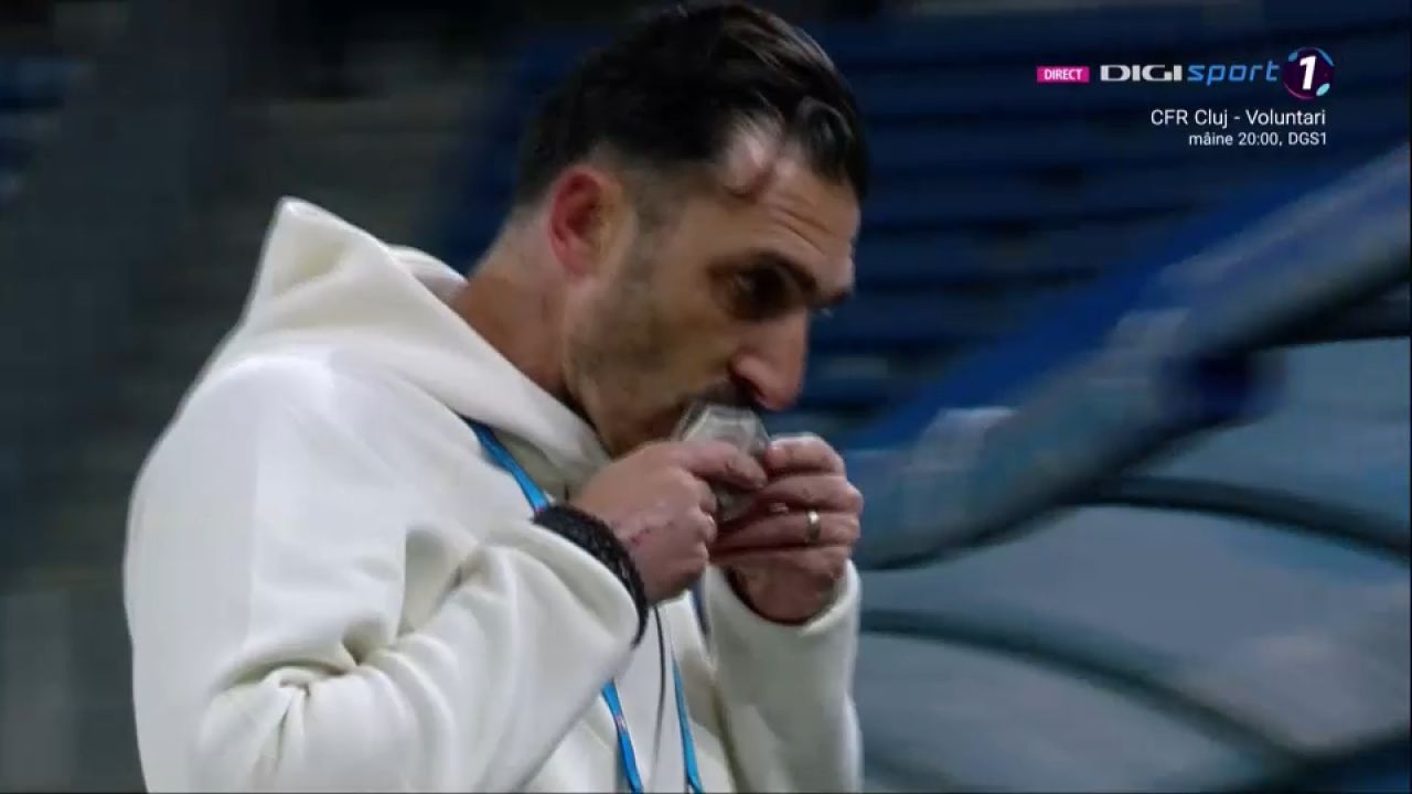 A 'învățat' de la cei mai buni! Elias Charalambous, surprins pupând icoanele după al doilea gol al FCSB-ului_1