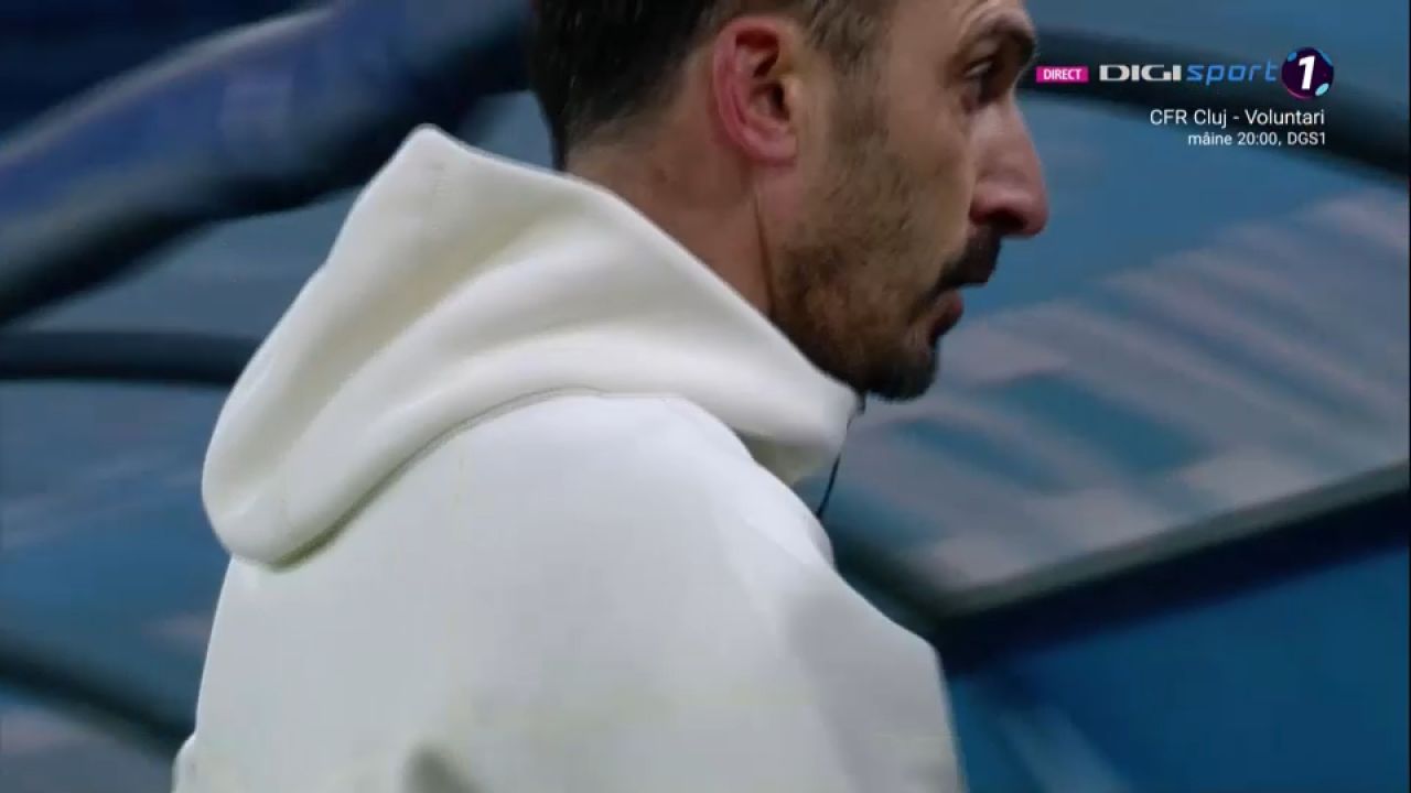 A 'învățat' de la cei mai buni! Elias Charalambous, surprins pupând icoanele după al doilea gol al FCSB-ului_7