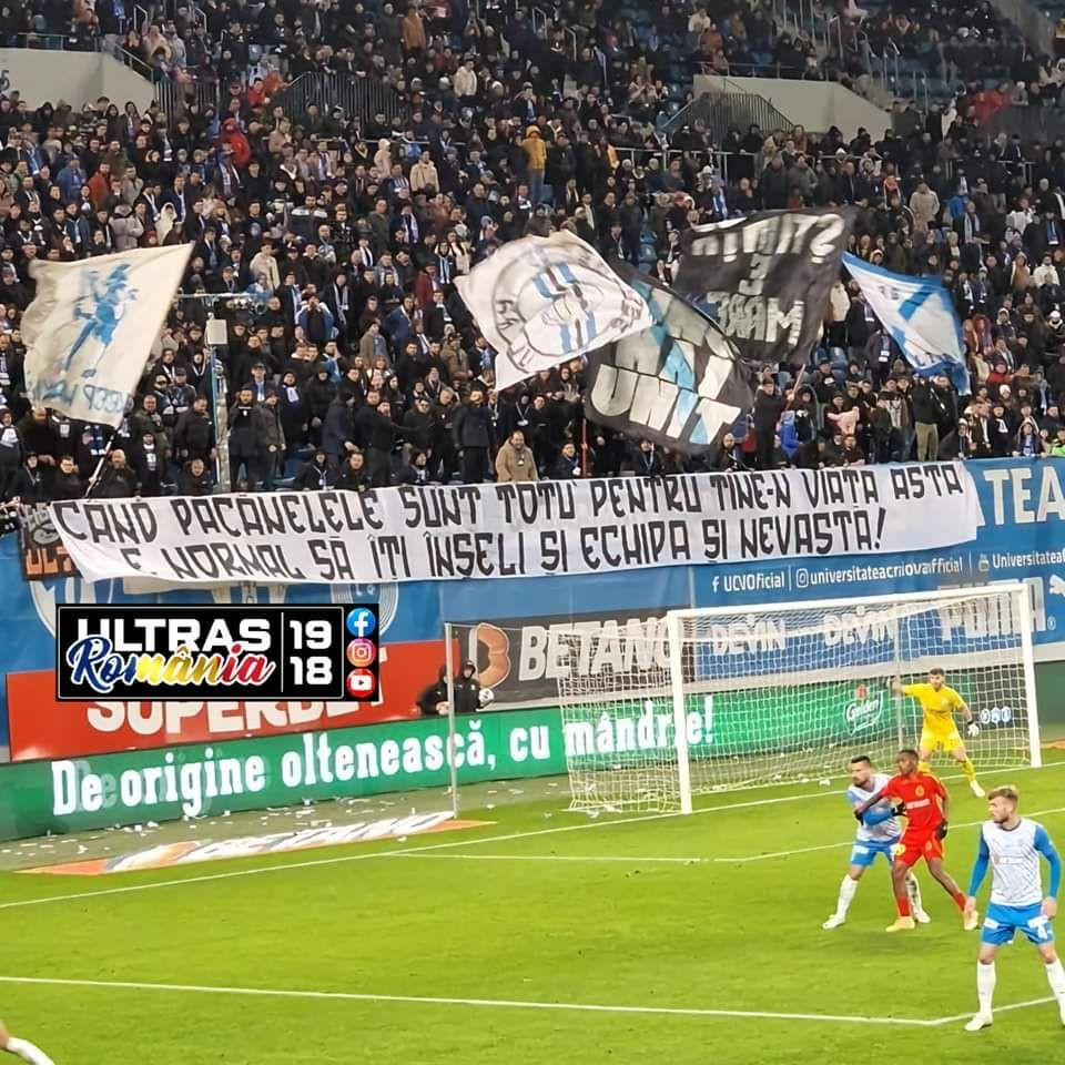 Alexandru 'BANuță'! Fanii Craiovei au aruncat cu bani spre fotbalistul de la FCSB și l-au atacat cu un banner afișat _2