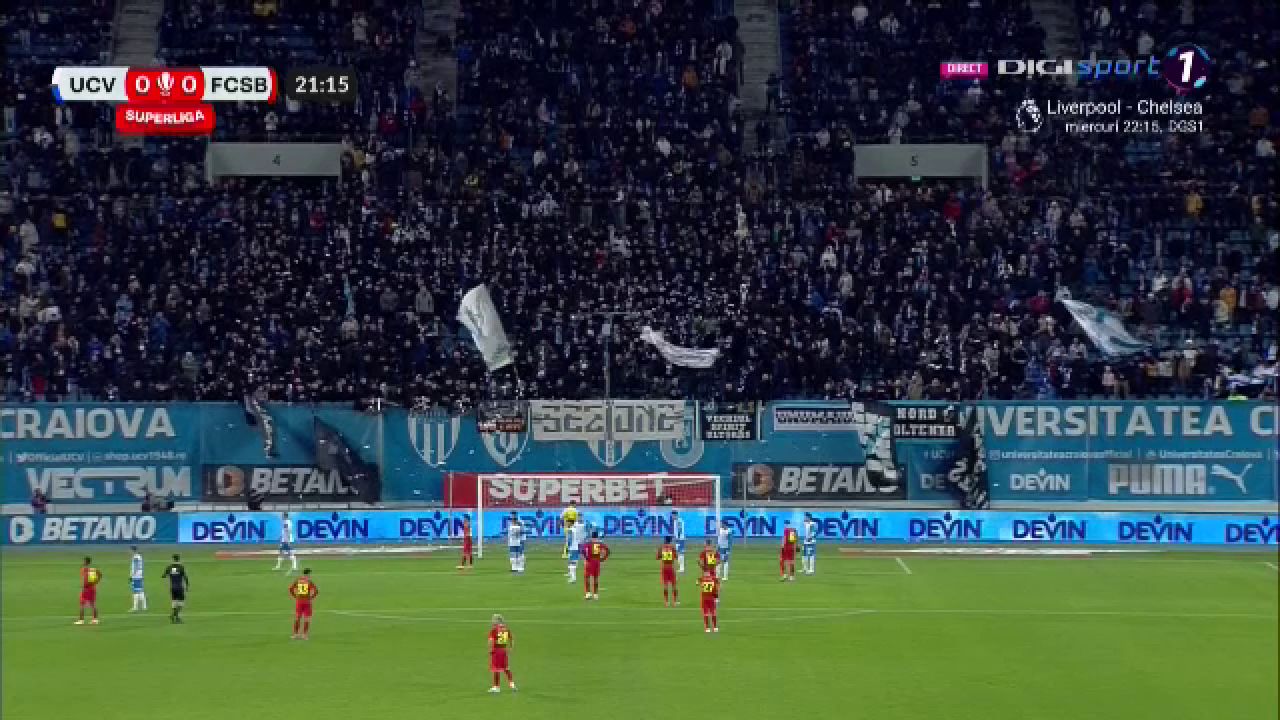 Alexandru 'BANuță'! Fanii Craiovei au aruncat cu bani spre fotbalistul de la FCSB și l-au atacat cu un banner afișat _7