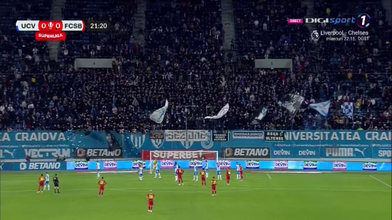 Alexandru 'BANuță'! Fanii Craiovei au aruncat cu bani spre fotbalistul de la FCSB și l-au atacat cu un banner afișat _8