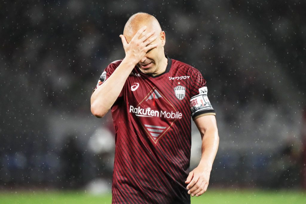 N-a avut loc l&acirc;ngă Iniesta! Jucătorul pus pe liber de Atletico a revenit &icirc;n Spania, după ce a stat o săptăm&acirc;nă &icirc;n probe &icirc;n Emirate