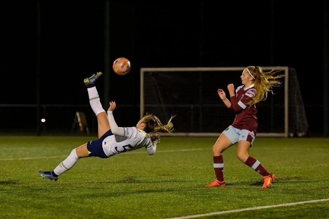 Căpitanul rom&acirc;n de la Watford care publică poezii: &rdquo;Am &icirc;nceput la Chelsea, am c&acirc;știgat titlul cu Tottenham, dar cei de la Watford au văzut ceva la mine!&rdquo;