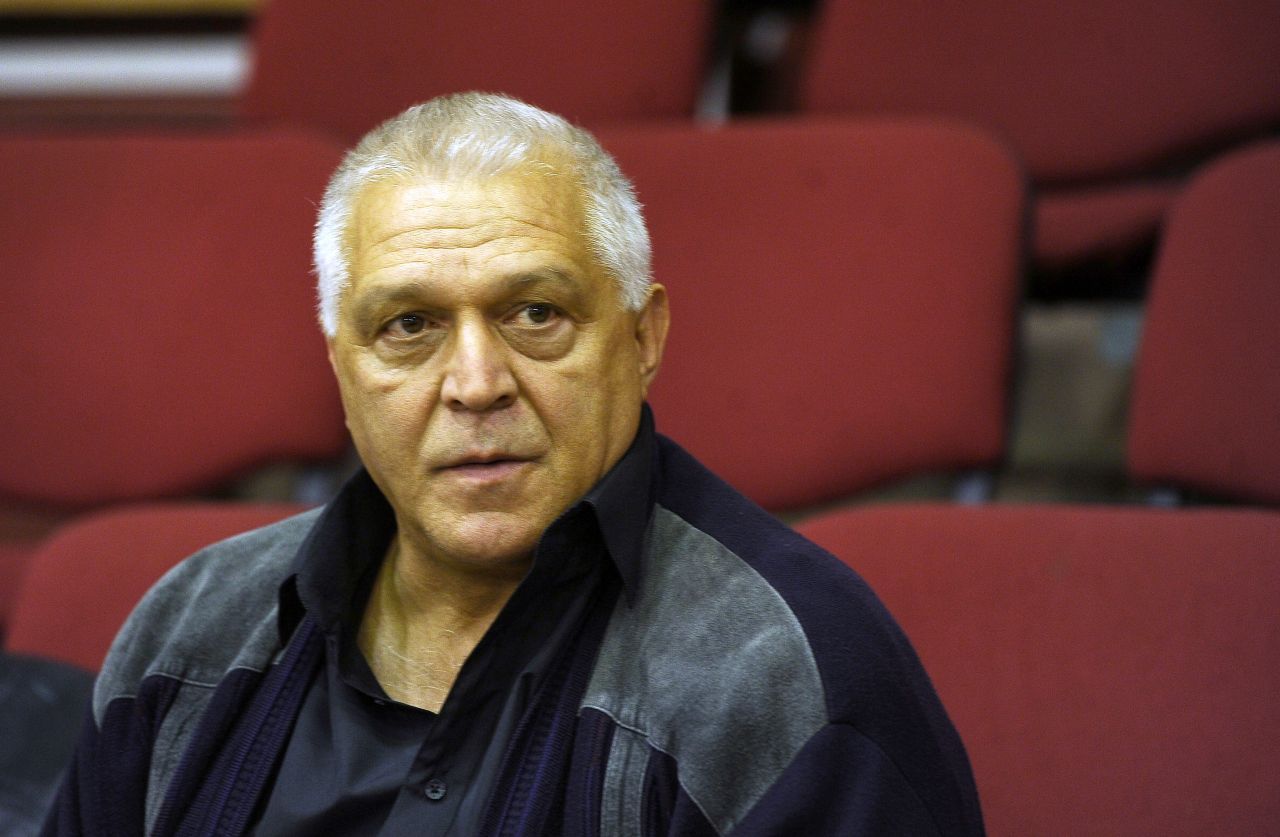 Vasile Stângă dă de pământ cu Xavi Pascual.