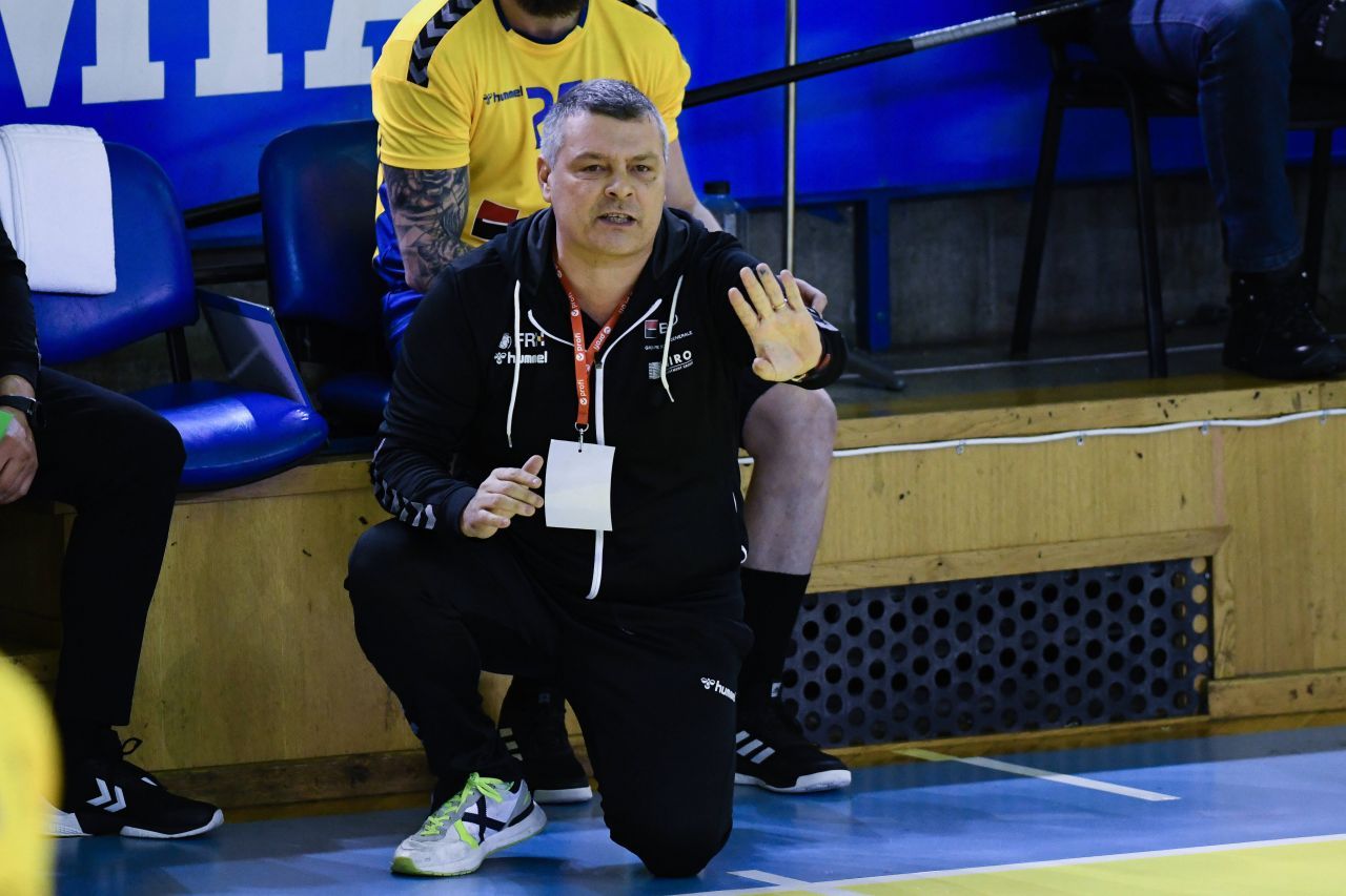 Vasile Stângă dă de pământ cu Xavi Pascual.
