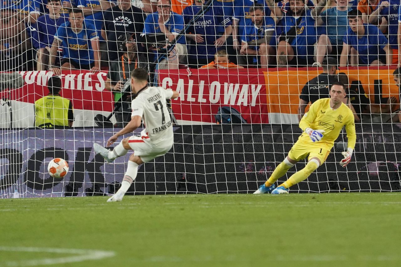 Cu ce echipă a semnat în ultima zi de mercato fotbalistul român din Serie A care a câștigat Europa League cu Eintracht Frankfurt în 2022_2
