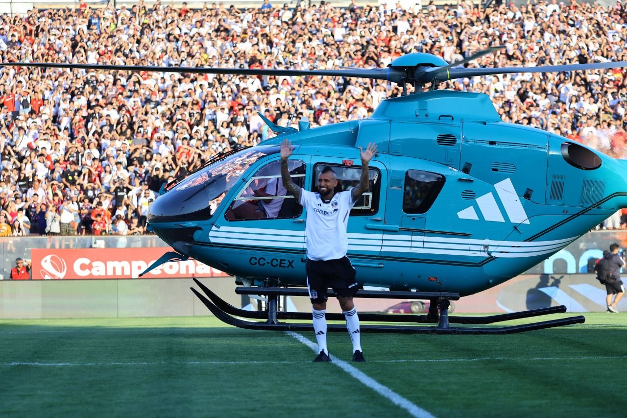 Pe cai mari! Prezentare spectaculoasă a lui Arturo Vidal la noua echipă: adus cu elicopterul și urcat pe cal_4