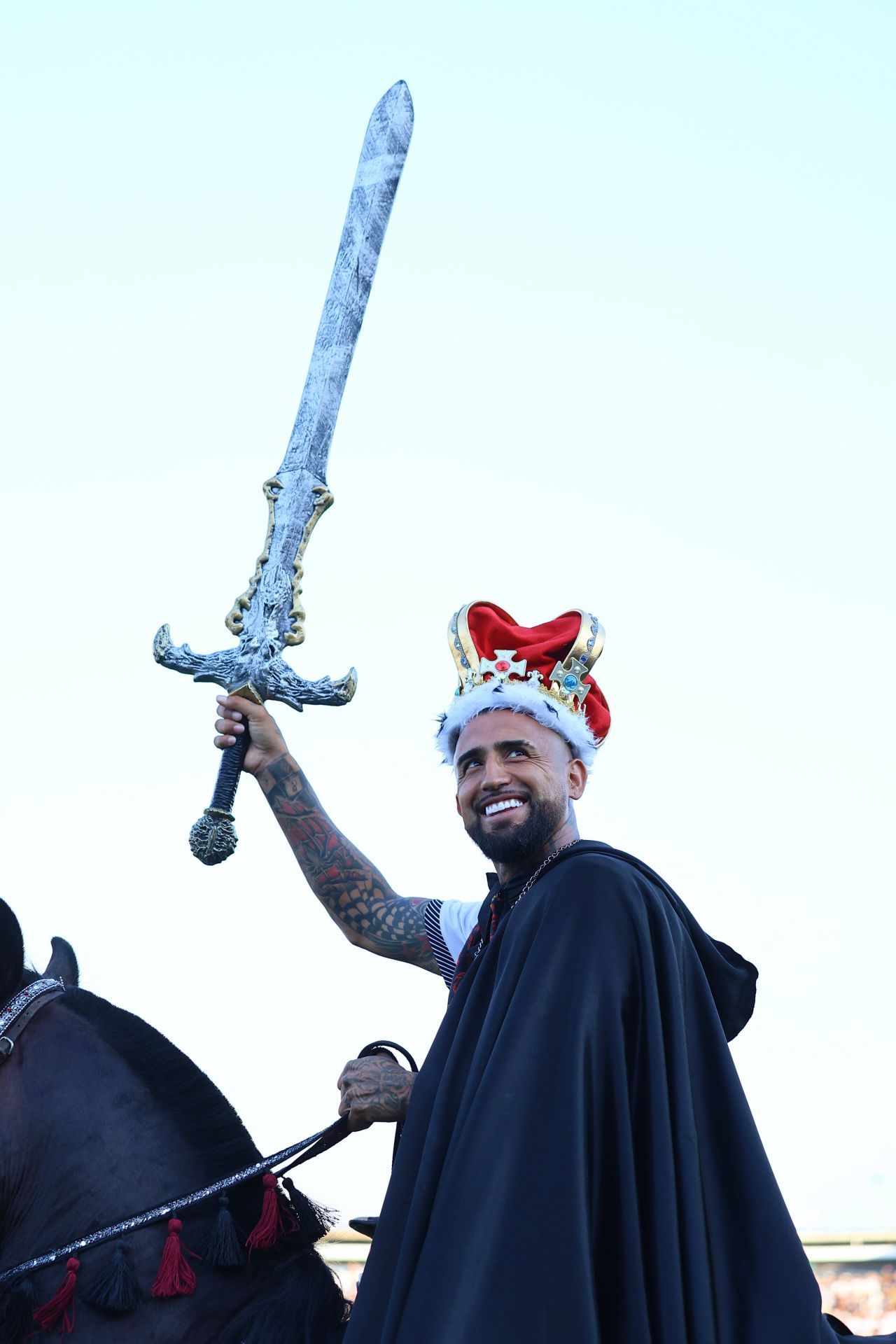Pe cai mari! Prezentare spectaculoasă a lui Arturo Vidal la noua echipă: adus cu elicopterul și urcat pe cal_5
