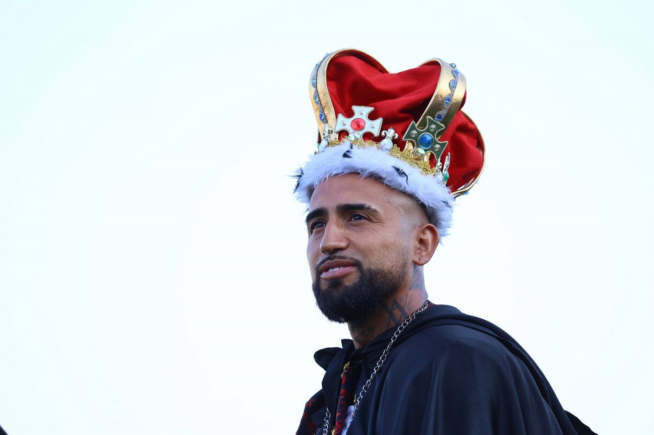Pe cai mari! Prezentare spectaculoasă a lui Arturo Vidal la noua echipă: adus cu elicopterul și urcat pe cal_6