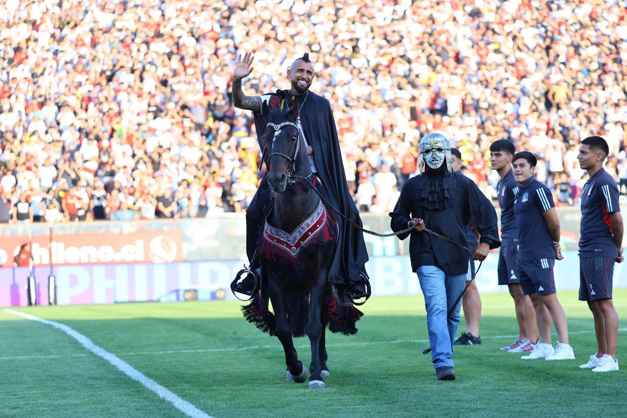 Pe cai mari! Prezentare spectaculoasă a lui Arturo Vidal la noua echipă: adus cu elicopterul și urcat pe cal_7