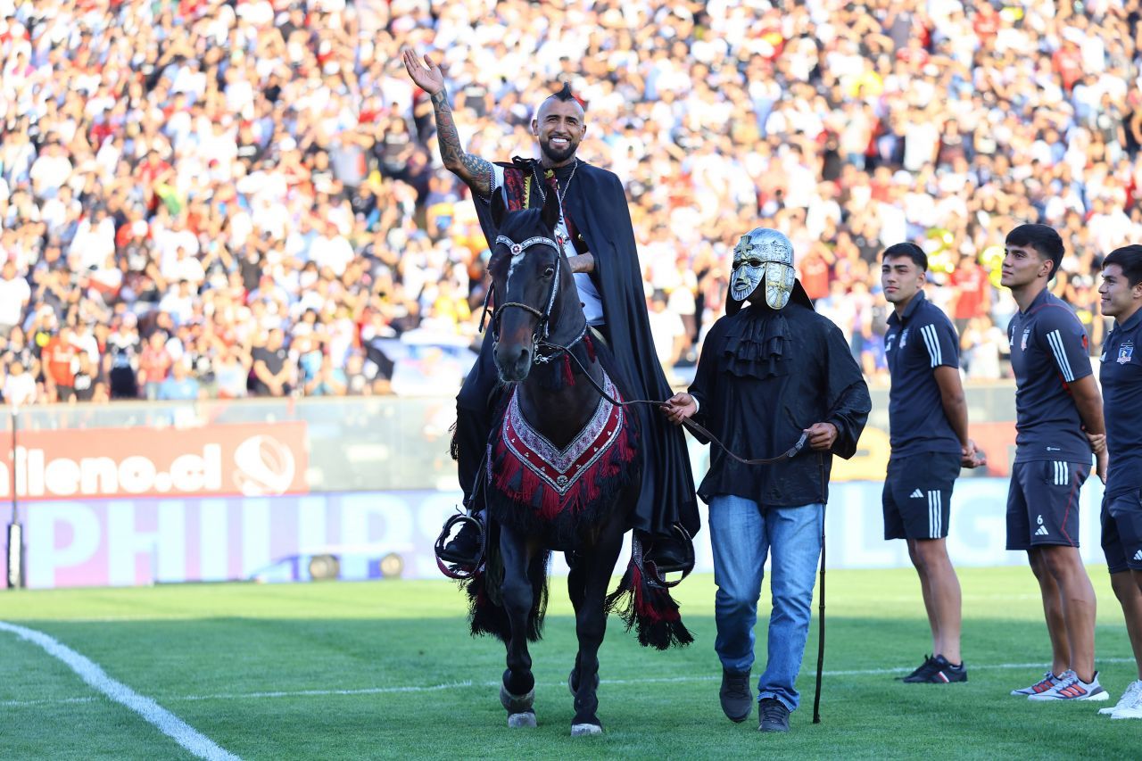 Pe cai mari! Prezentare spectaculoasă a lui Arturo Vidal la noua echipă: adus cu elicopterul și urcat pe cal_8