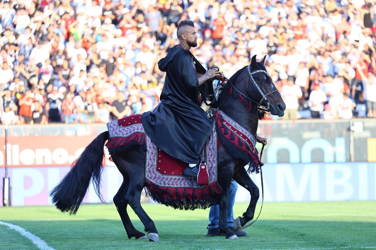 Pe cai mari! Prezentare spectaculoasă a lui Arturo Vidal la noua echipă: adus cu elicopterul și urcat pe cal_9