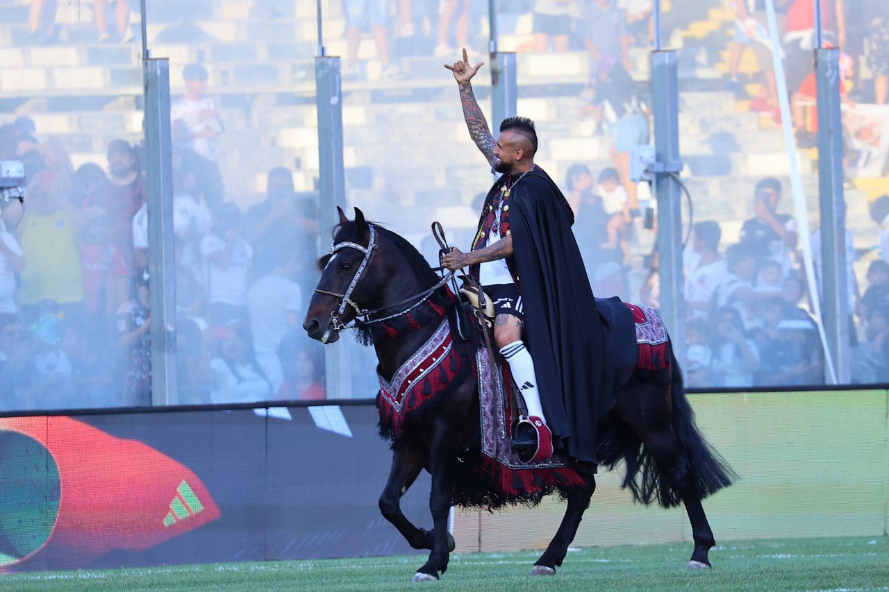 Pe cai mari! Prezentare spectaculoasă a lui Arturo Vidal la noua echipă: adus cu elicopterul și urcat pe cal_11