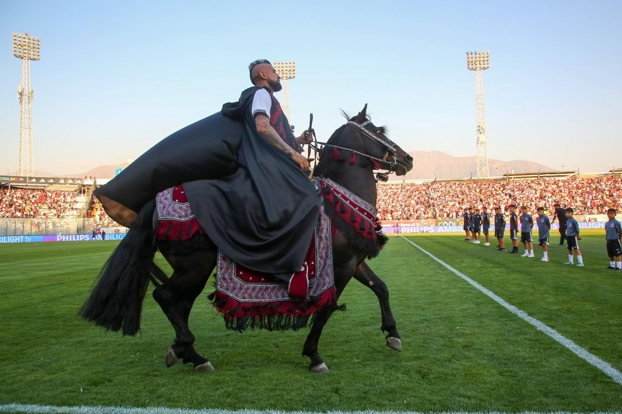 Pe cai mari! Prezentare spectaculoasă a lui Arturo Vidal la noua echipă: adus cu elicopterul și urcat pe cal_13
