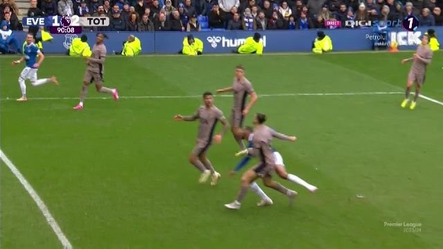 Goodison Park a erupt după intrarea lui Drăgușin! Românul i-a înfuriat pe fanii lui Everton de două ori_12