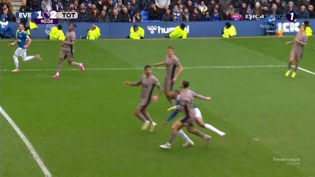 Goodison Park a erupt după intrarea lui Drăgușin! Românul i-a înfuriat pe fanii lui Everton de două ori_12