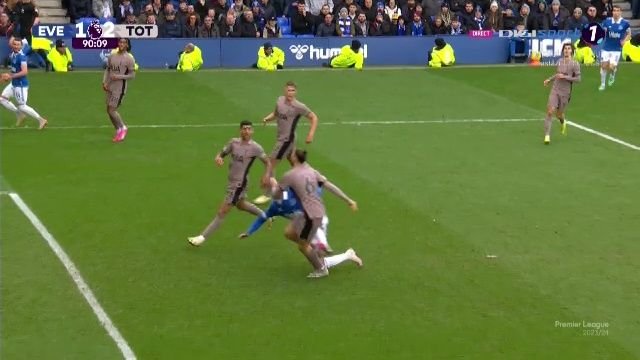 Goodison Park a erupt după intrarea lui Drăgușin! Românul i-a înfuriat pe fanii lui Everton de două ori_13