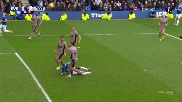 Goodison Park a erupt după intrarea lui Drăgușin! Românul i-a înfuriat pe fanii lui Everton de două ori_14