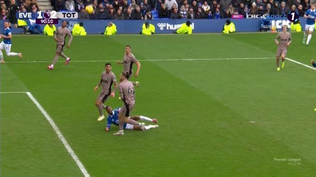 Goodison Park a erupt după intrarea lui Drăgușin! Românul i-a înfuriat pe fanii lui Everton de două ori_14