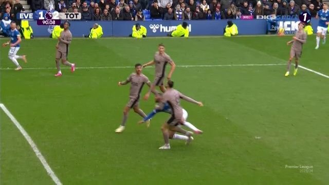 Goodison Park a erupt după intrarea lui Drăgușin! Românul i-a înfuriat pe fanii lui Everton de două ori_15
