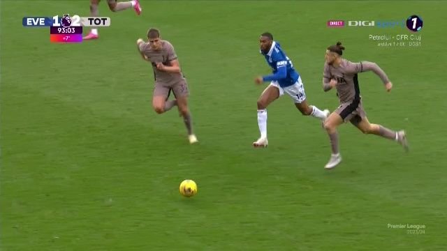 Goodison Park a erupt după intrarea lui Drăgușin! Românul i-a înfuriat pe fanii lui Everton de două ori_16
