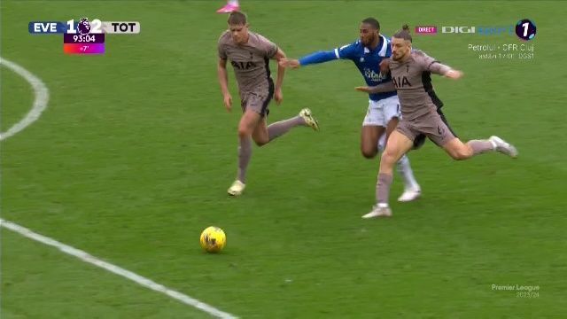Goodison Park a erupt după intrarea lui Drăgușin! Românul i-a înfuriat pe fanii lui Everton de două ori_17