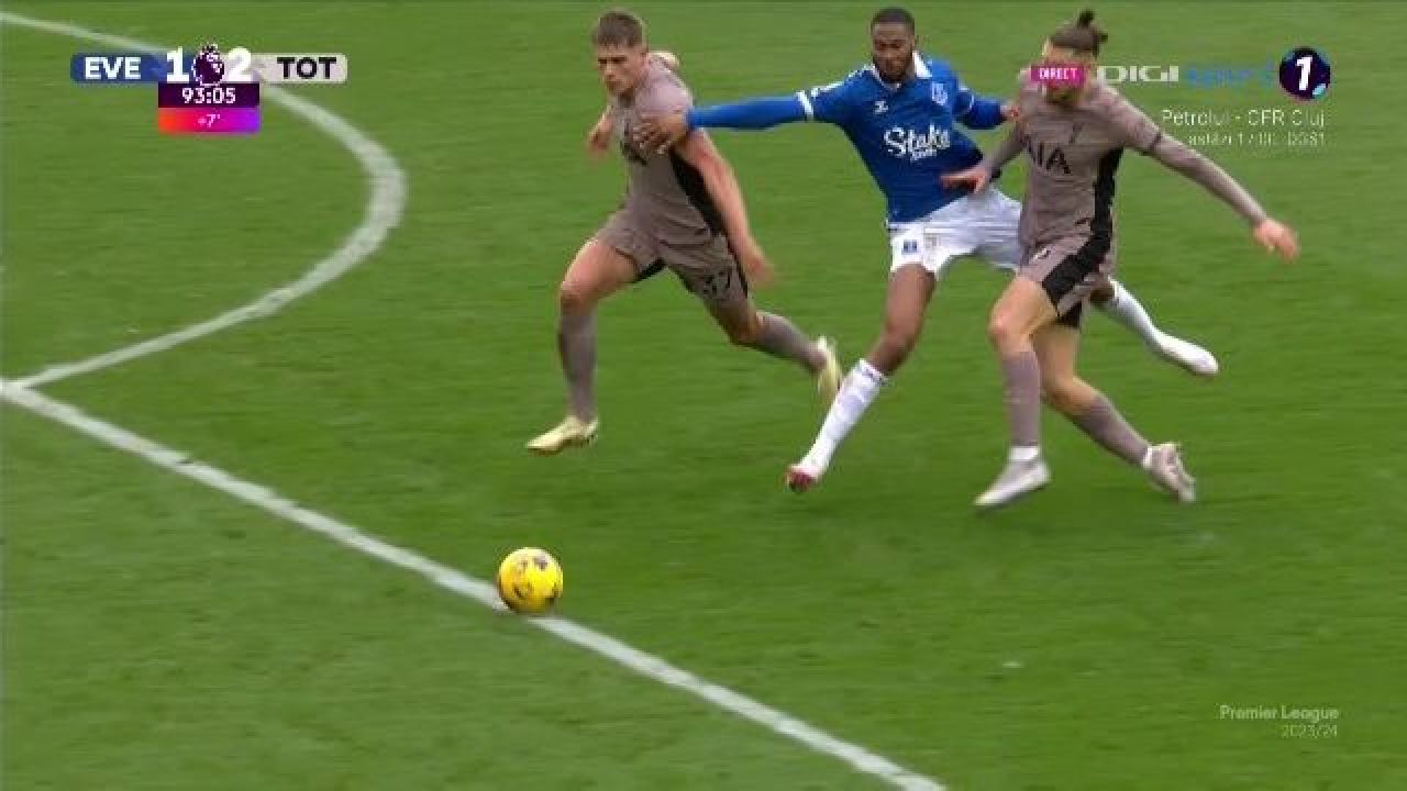 Goodison Park a erupt după intrarea lui Drăgușin! Românul i-a înfuriat pe fanii lui Everton de două ori_18