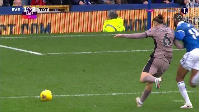 Goodison Park a erupt după intrarea lui Drăgușin! Românul i-a înfuriat pe fanii lui Everton de două ori_21