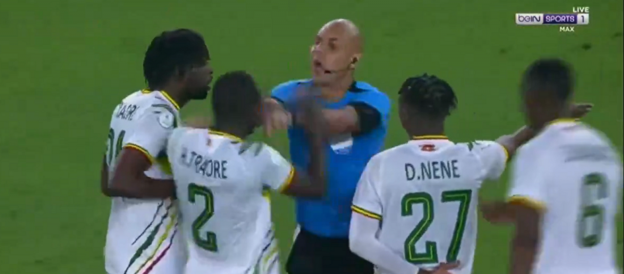 Haos la Cupa Africii pe Națiuni! Căpitanul și-a ieșit din minți și a sărit să &icirc;l bată pe arbitru, care nu a rămas fără replică&nbsp;