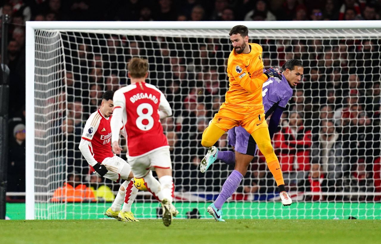 Zi de coșmar pentru Alisson și Van Dijk! Liverpool a pierdut derby-ul cu Arsenal de pe Emirates_2
