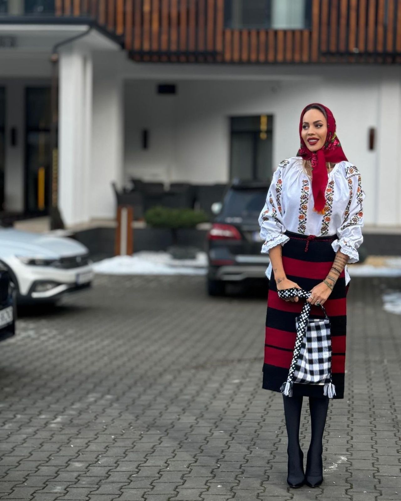 Cea mai frumoasă soție de fotbalist din România a dezvăluit ce a convins-o să facă: „M-a convertit!” _57
