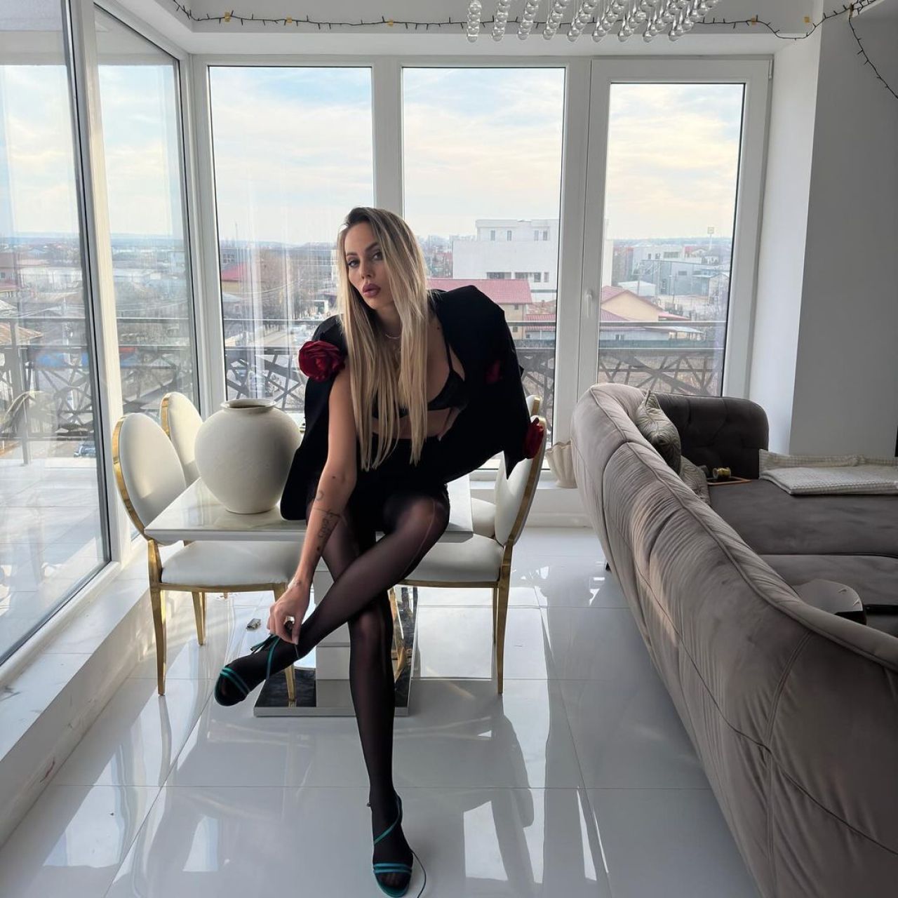 Cea mai frumoasă soție de fotbalist din România a dezvăluit ce a convins-o să facă: „M-a convertit!” _70