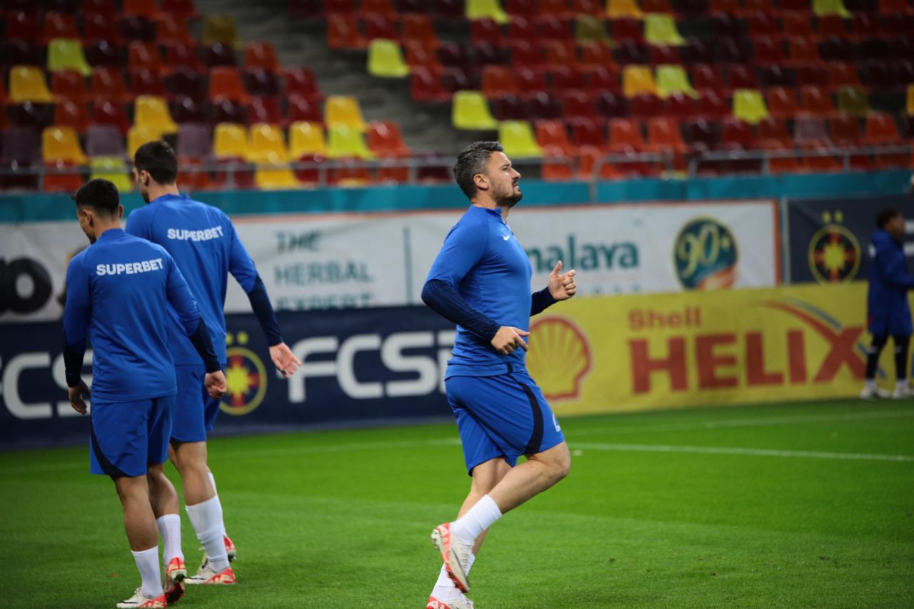 Constantin Budescu, aplaudat la scenă deschisă înainte de FCSB - Farul. Cum a 'slalomat' playmaker-ul lui Gică Hagi_2