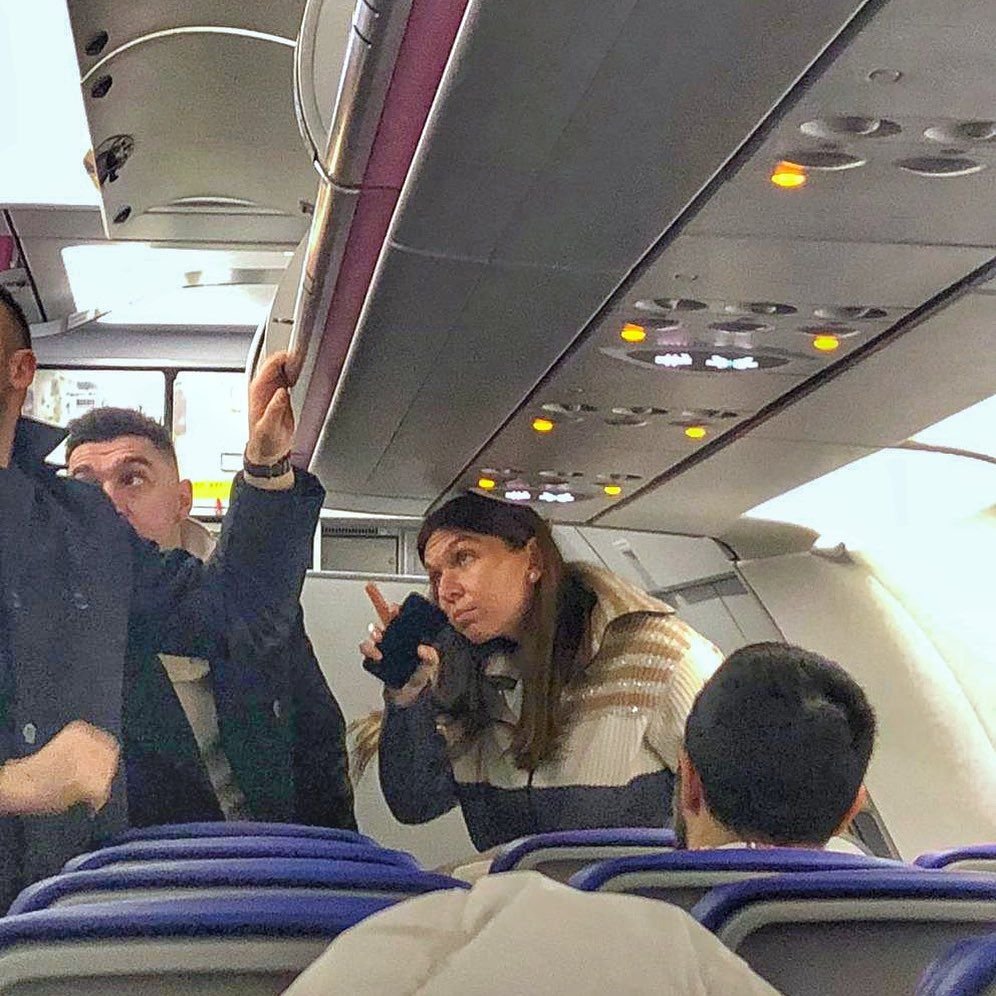 Eu m-am imbracat, nu vreau sa iau spuma :) Andreea Esca reactioneaza dupa ce Ionut Stroe a aparut in pantaloni scurti IN DIRECT! Ce spune prezentatoarea de la PRO TV