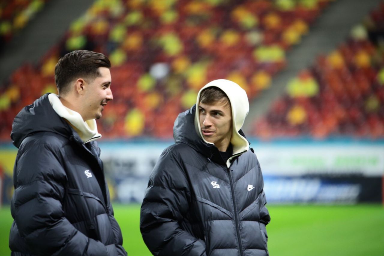 Tavi Popescu Show. Spectatorii i-au lăsat copiii în brațe pe teren și i-au întins telefoanele jucătorului FCSB!_2