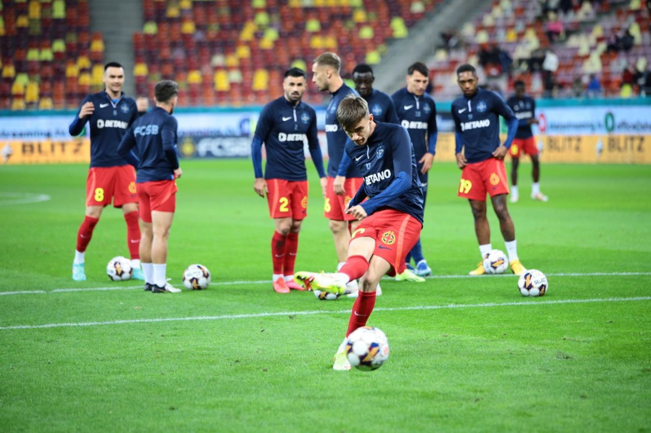 Tavi Popescu Show. Spectatorii i-au lăsat copiii în brațe pe teren și i-au întins telefoanele jucătorului FCSB!_4
