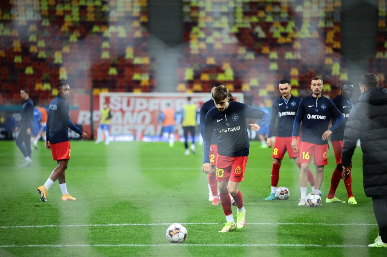 Tavi Popescu Show. Spectatorii i-au lăsat copiii în brațe pe teren și i-au întins telefoanele jucătorului FCSB!_5
