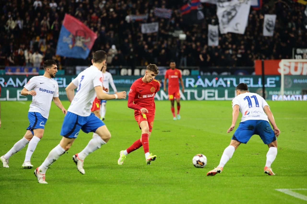 Tavi Popescu Show. Spectatorii i-au lăsat copiii în brațe pe teren și i-au întins telefoanele jucătorului FCSB!_6